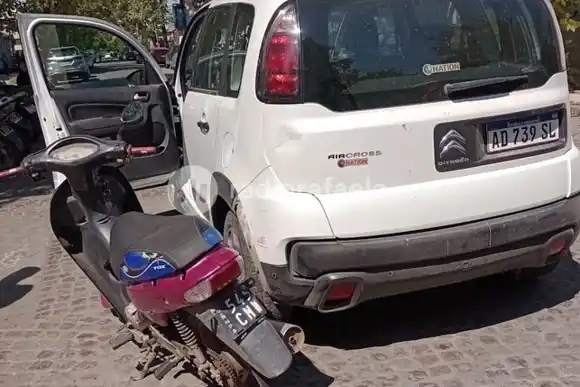 Accidente entre auto y moto: Una joven resultó con heridas leves tras el siniestro