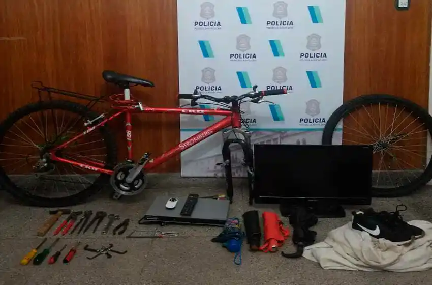 Rompen ventana, roban en una casa y cuando escapan, los atrapan con un TV y un paraguas