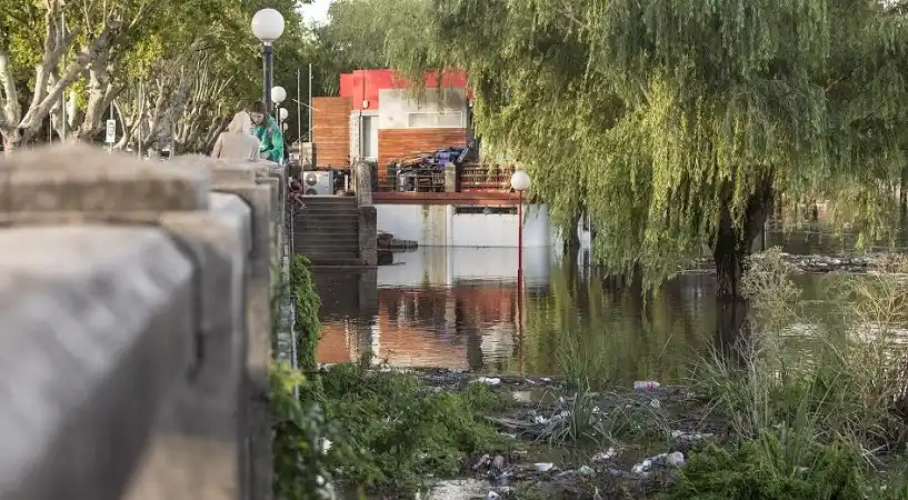 El río sigue creciendo en el puerto local