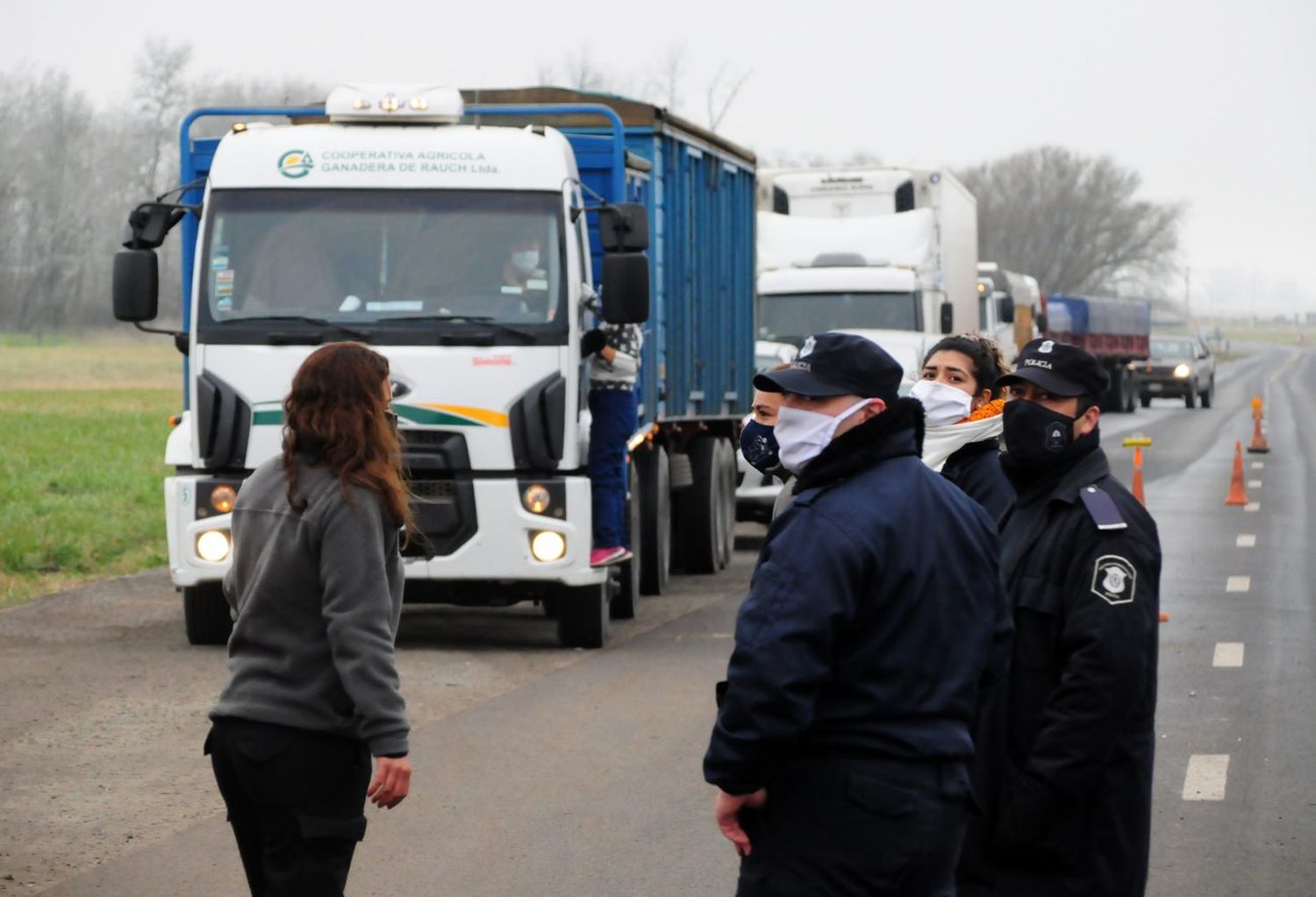 Controles rigurosos, malos tratos al personal e intenso tráfico en los puestos de acceso