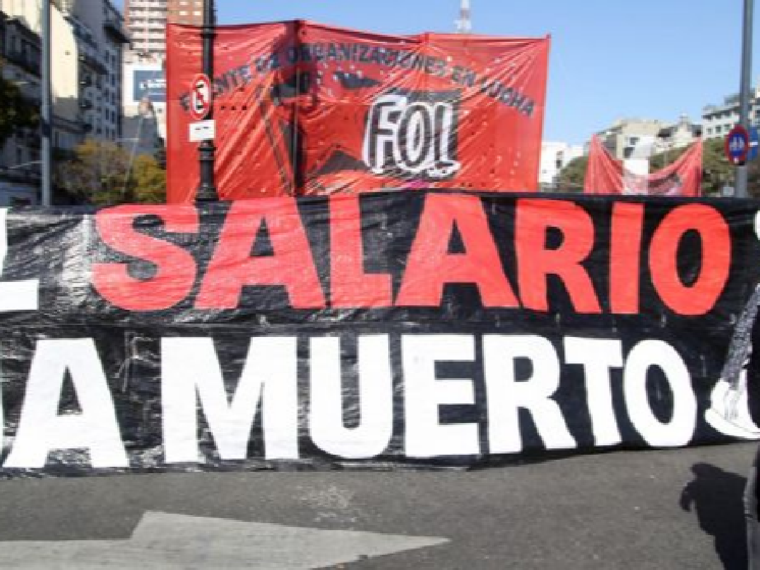 Marchan al ministerio de Trabajo para pedir un salario mínimo de $110 mil