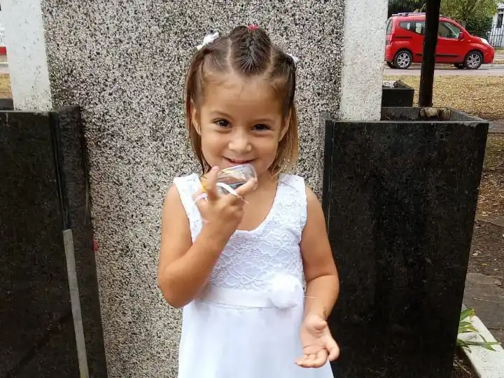 La pequeña padece problemas auditivos desde los 2 años.