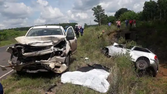 Dos fallecidos en un choque en el ingreso a Puerto Yeruá