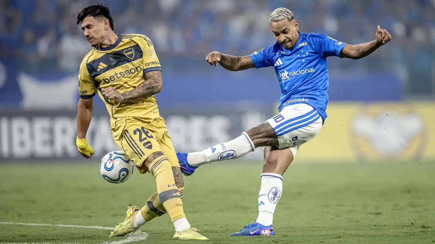 Bareiro y Matheus Pereira, frente a frente.