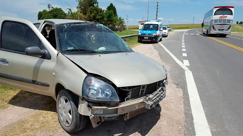 Una docente volcó con su auto en la ruta 12