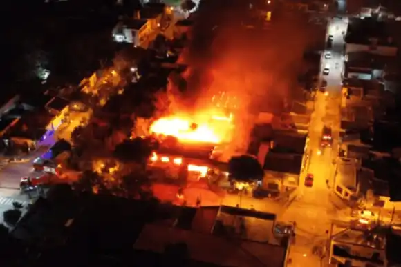 Impactante incendio en una fábrica de la región dejó daños totales