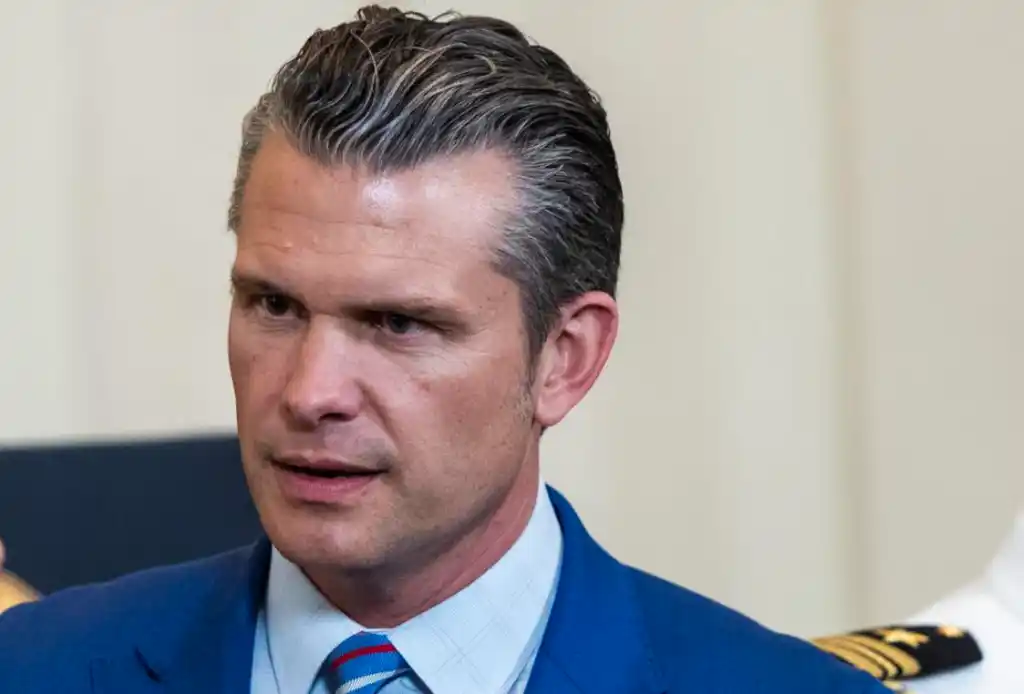 El  secretario de Defensa de EE.UU., Pete Hegseth, quien hizo oficial del cambio de nombre del navío militar Harvey Milk.