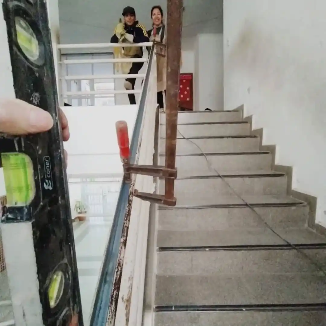 Estudiantes de soldadura realizan reparaciones en la Escuela N° 69