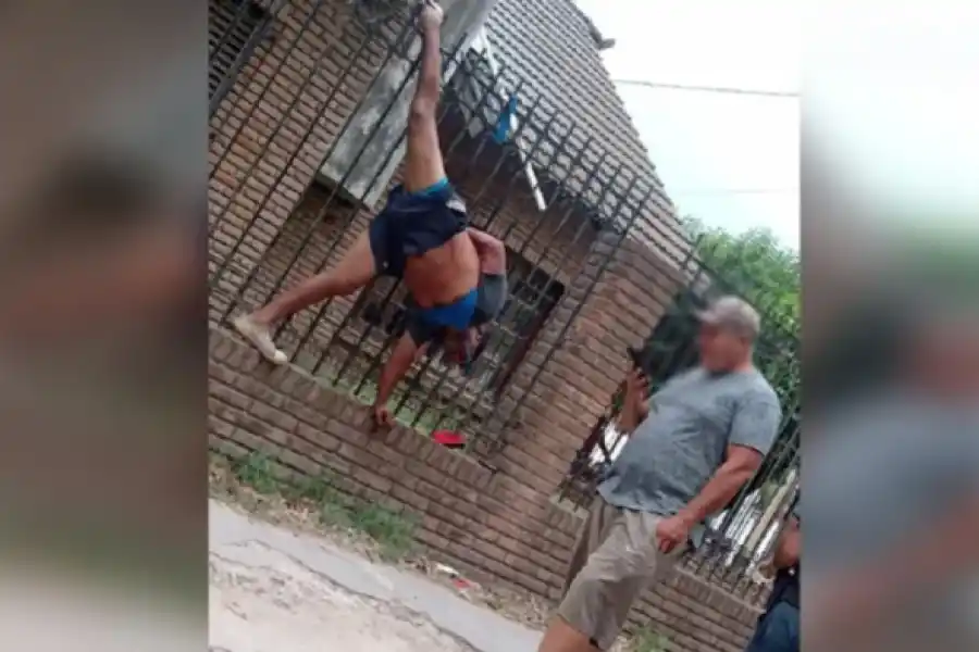 VIDEO | Insólito episodio: entró a robar a una casa, atacó a un hombre con un cuchillo, quedó atrapado en la reja y se volvió viral