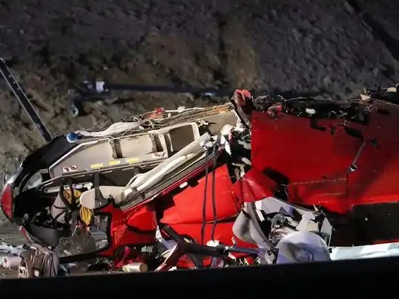 Un helicóptero médico se accidenta en autopista de California: hay tres heridos graves