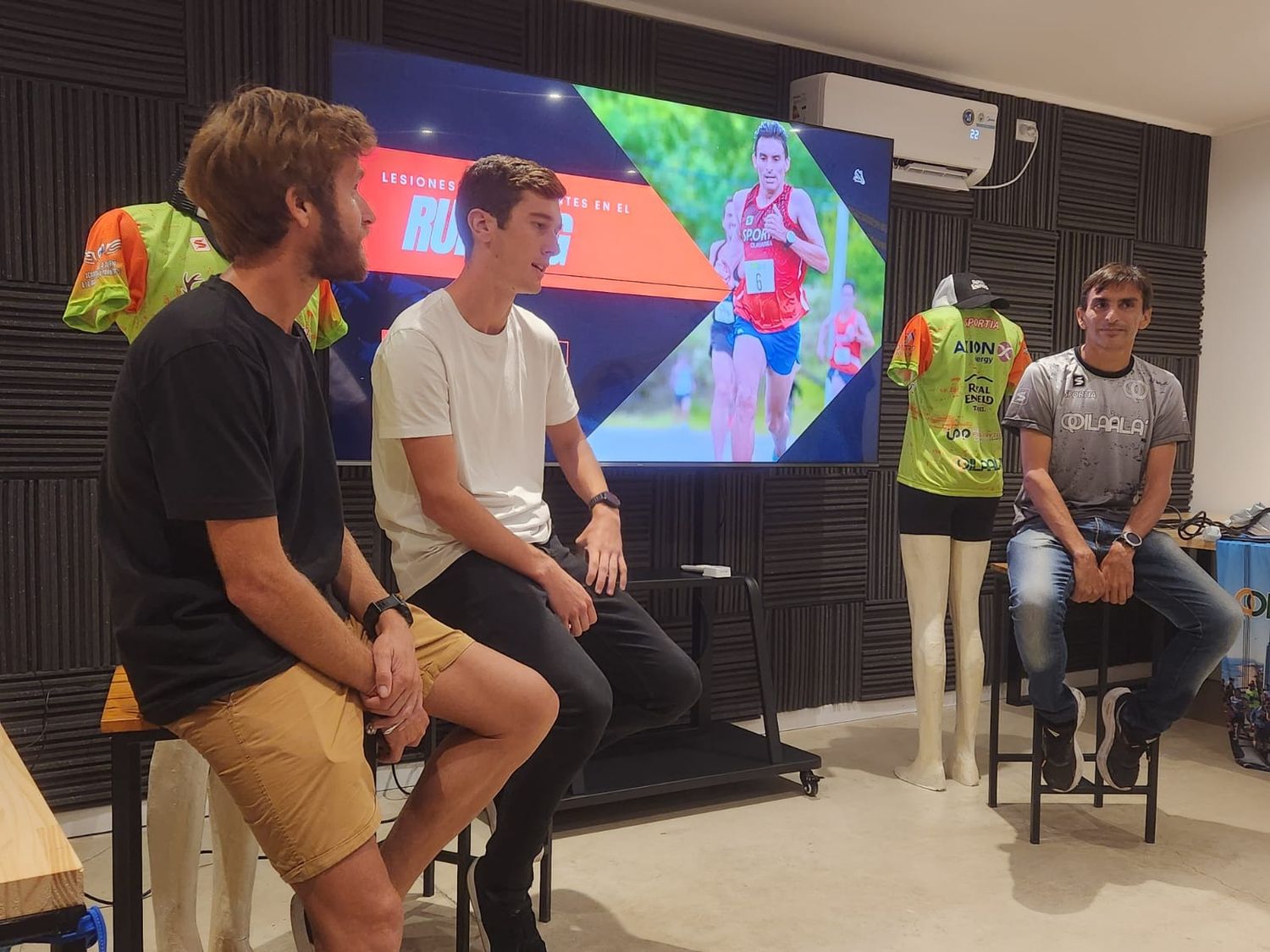 Diego Simón y Facundo Redolatti acompañaron a Hoffman en este momento especial