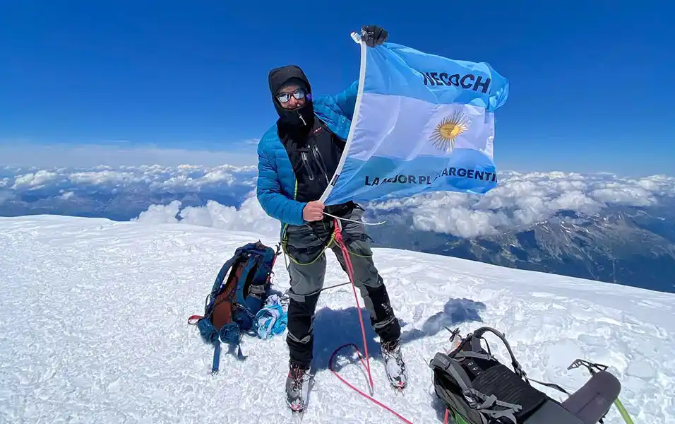 La bandera de “Necochea, la mejor playa argentina” en la cumbre del Mont Blanc