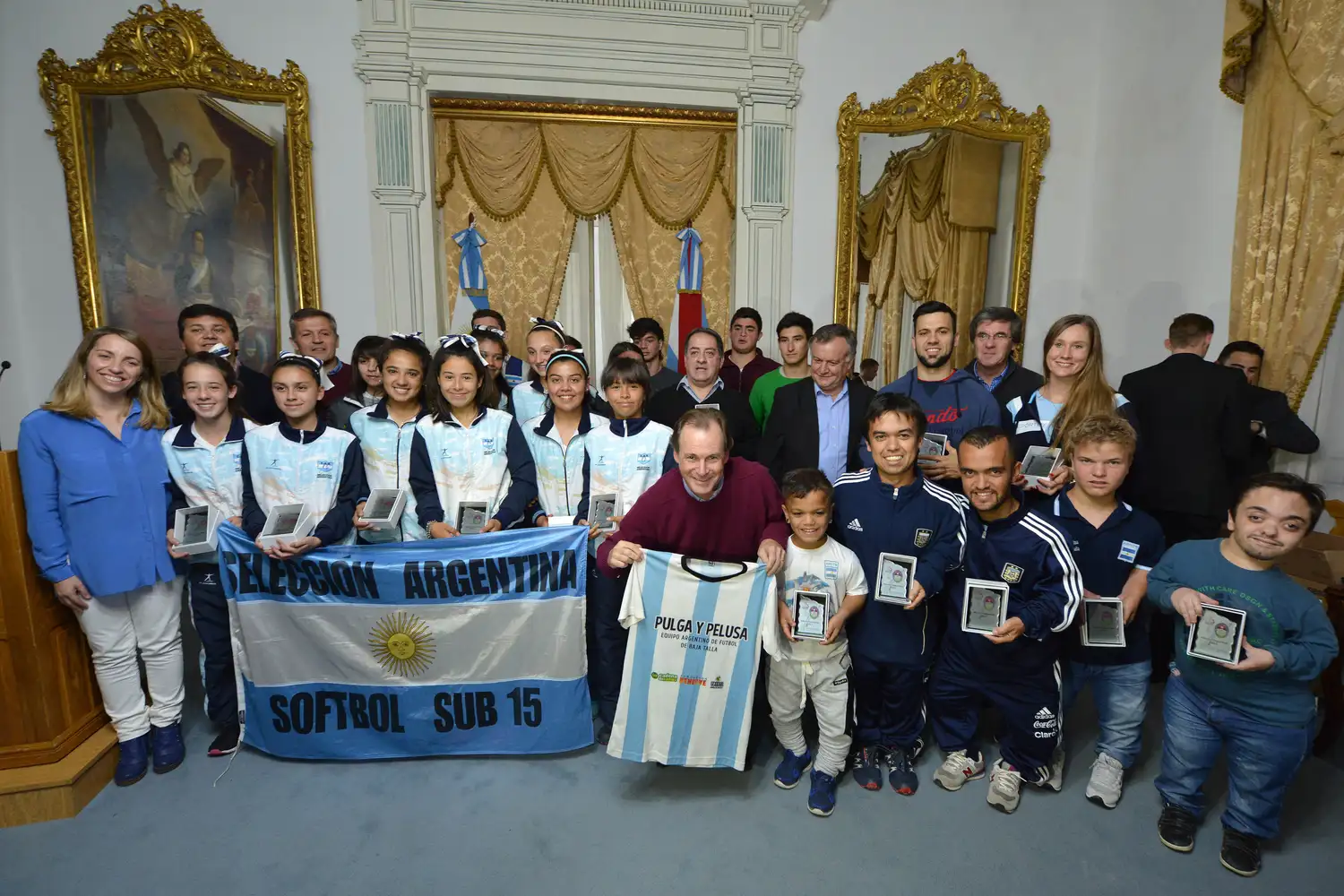 Bordet distinguió a jóvenes deportistas y entregó aportes a entidades deportivas de la provincia