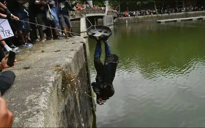 Las estatuas y monumentos están en la mira de los antiracistas del Reino Unido