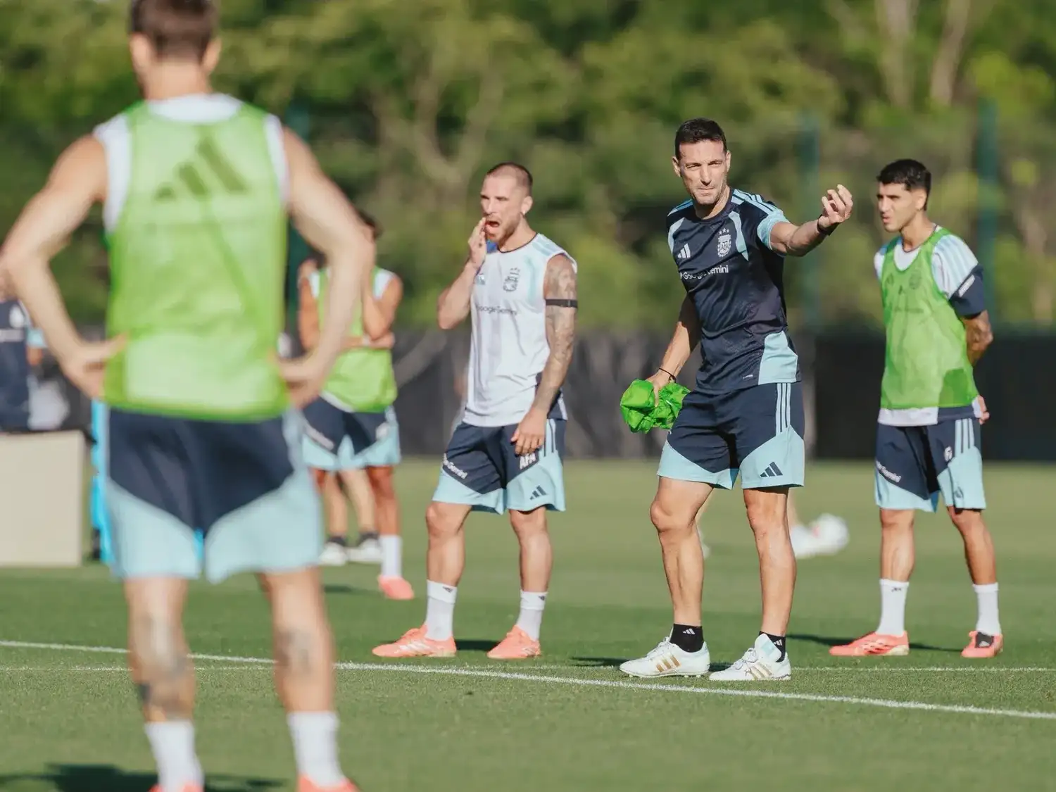 Con Messi confirmado y varias dudas, Scaloni empieza a moldear el 11 titular para enfrentar el lunes a Austria
