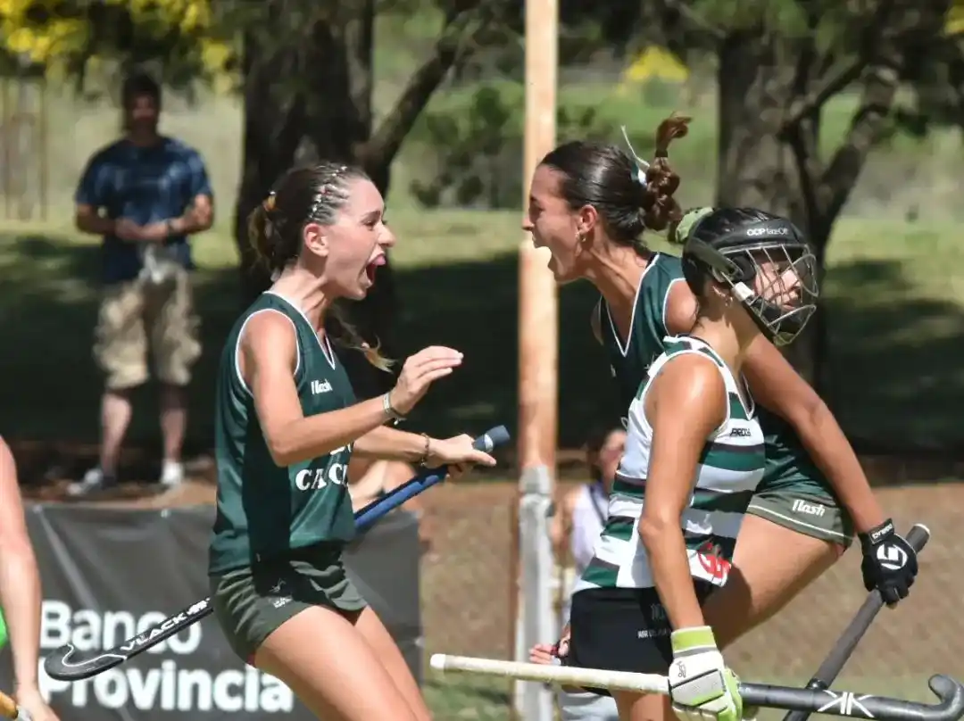 El festejo de las jugadoras de Los Cardos ante Mar del Plata Club.