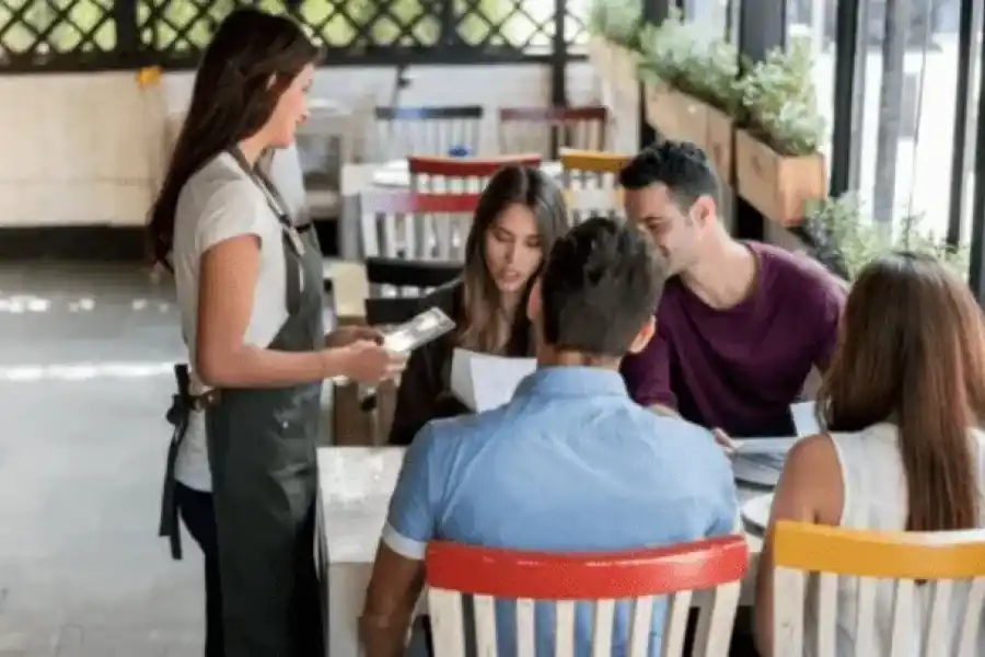 Lanzó una insólita búsqueda laboral en un restaurante que indignó a todos: “En 10 palabras había un...”