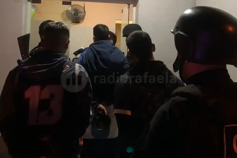 Importantes disturbios: hinchas de Quilmes agredieron a la caravana de Peñarol