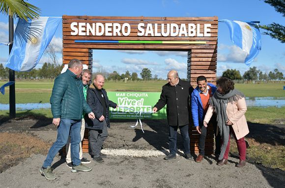 9 de julio en General Pirán: Paredi y Walter Wini inauguraron un Sendero Saludable