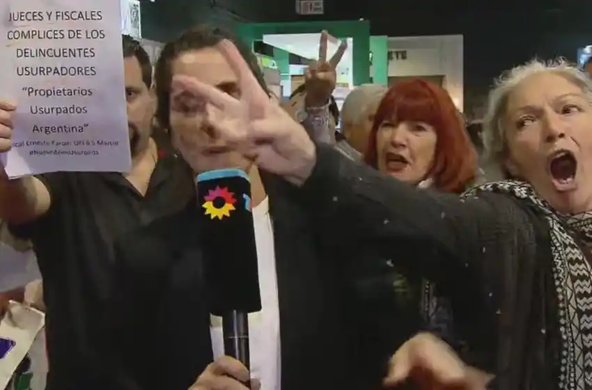 Militantes agredieron a una periodista de TN durante la presentación del libro de Cristina Fernández