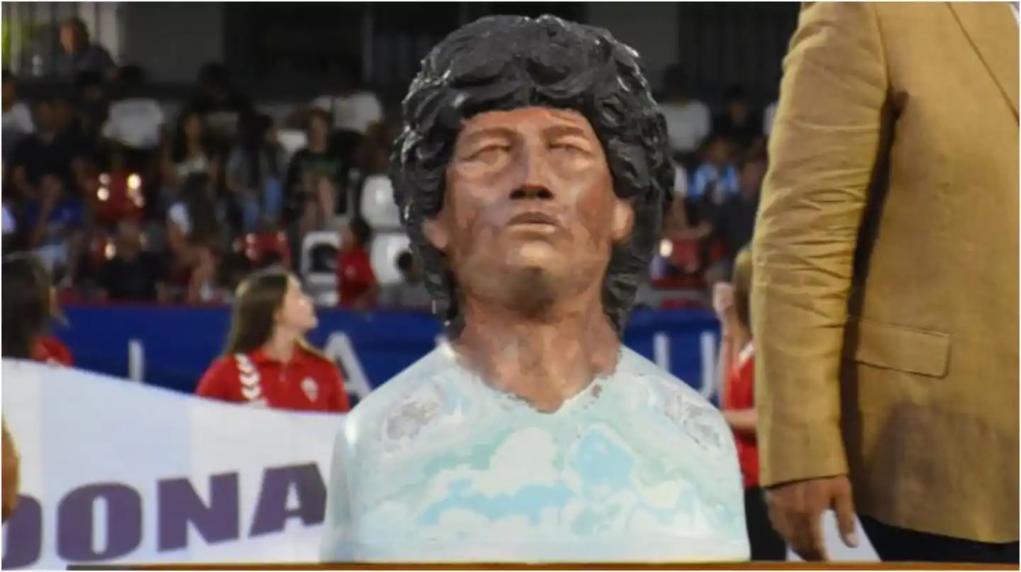 Una particular escultura de Diego Maradona desató una ola de memes