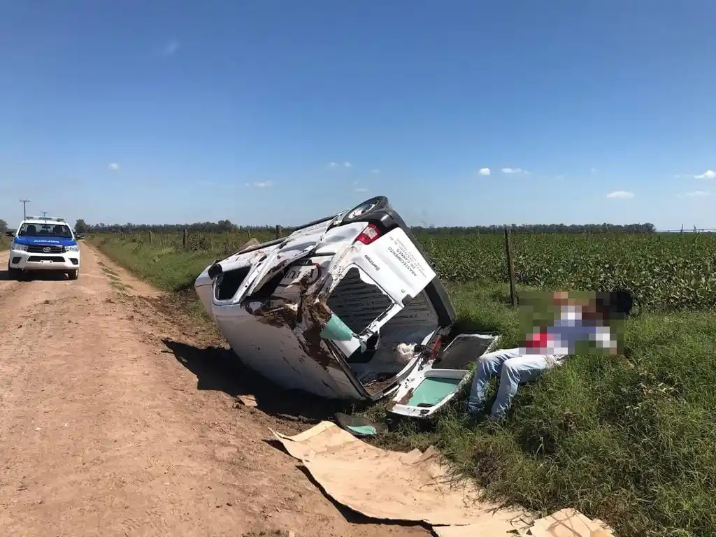 Utilitario volcó sobre el camino de acceso a Gobernador Castro