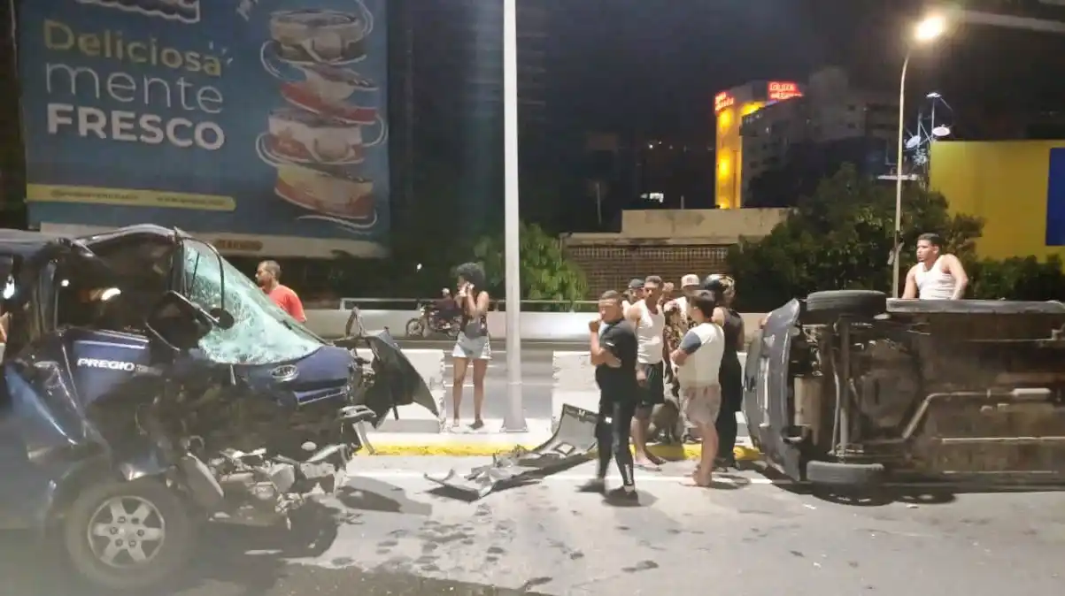 Aparatoso accidente en la Autopista Francisco Fajardo dejó tres heridos (VIDEOS)