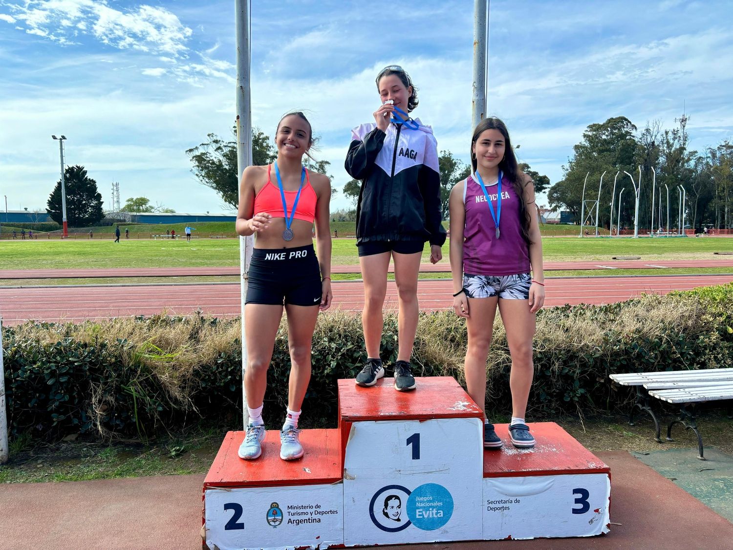 Rosario Coronel medalla de bronce en salto en largo