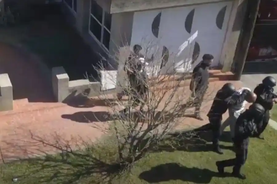 Con las manos en la masa: la policía interrumpió una fiesta en pleno consumo de cocaína