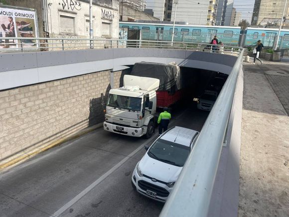 Usted no aprende, ¿verdad?: Con el mismo camión dañaron dos pasos bajo nivel en Lomas de Zamora