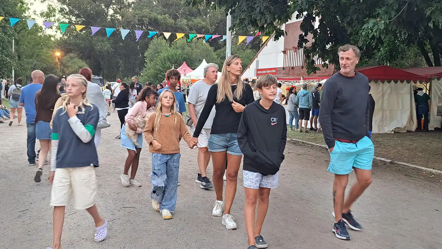 Desde temprano. Se acercó el público a la Feria