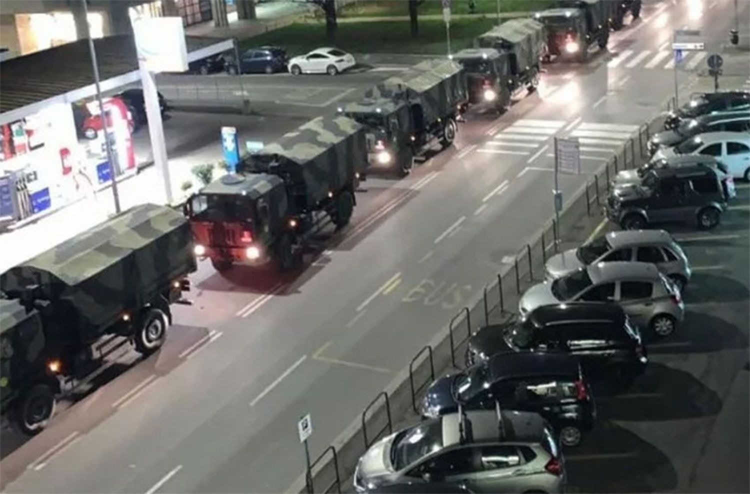 Bérgamo: hospitales repletos, sin médicos y desfile de camiones militares con muertos para cremar