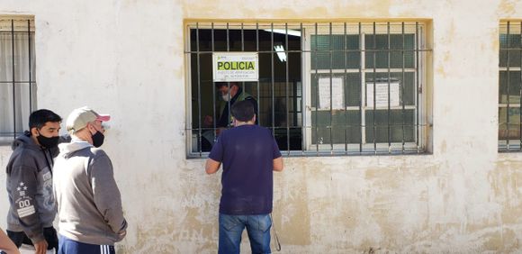 Verificación policial de vehículos: tras reclamos, el responsable explicó que está “solo” para todas las tareas