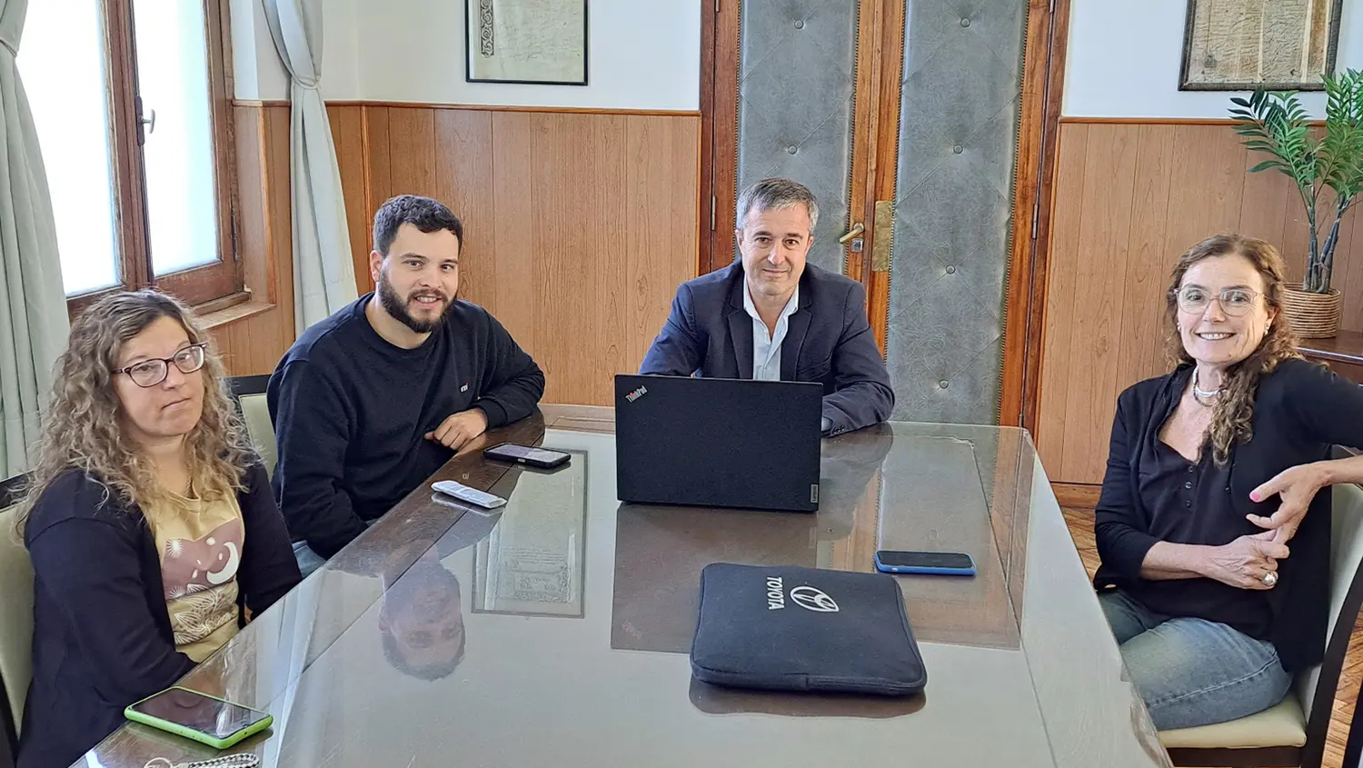 Reconocimiento. El intendente Barrena y autoridades de la institución educativa