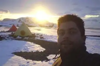 Antártida: un geólogo argentino sobrevivió a una tormenta cavando cuevas en la nieve