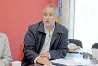 "Invitaría al ministro Guzmán a que responda algunas preguntas sobre el tema de la renta inesperada"