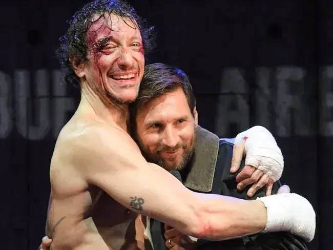 Messi fue a ver "Rocky" a calle Corrientes, obra protagonizada por su amigo Nico Vázquez.