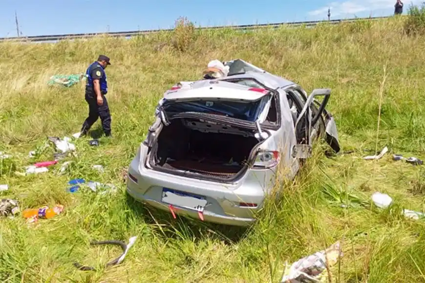 Viajaban por la Autovía 14, despistaron y su auto terminó volcado en una banquina