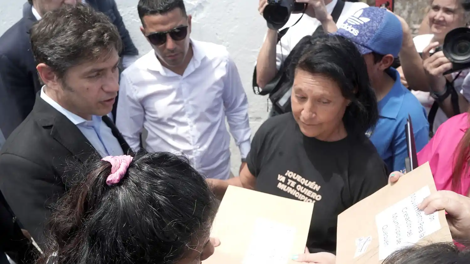 Petitorio. Entregó Adriana Tapia del grupo autonomista de Quequén a Axel Kicillo