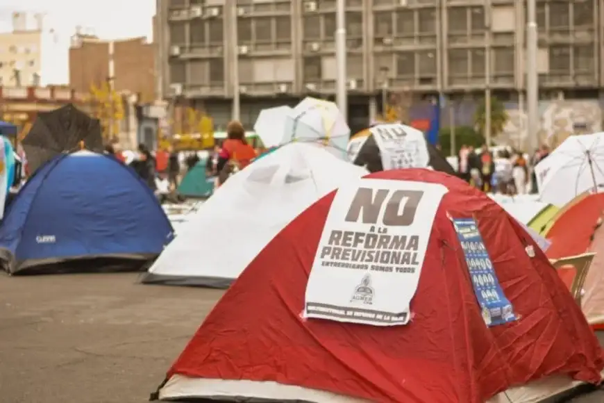 Agmer retomó su acampe frente a la Casa de Gobierno en rechazo al proyecto de reforma previsional