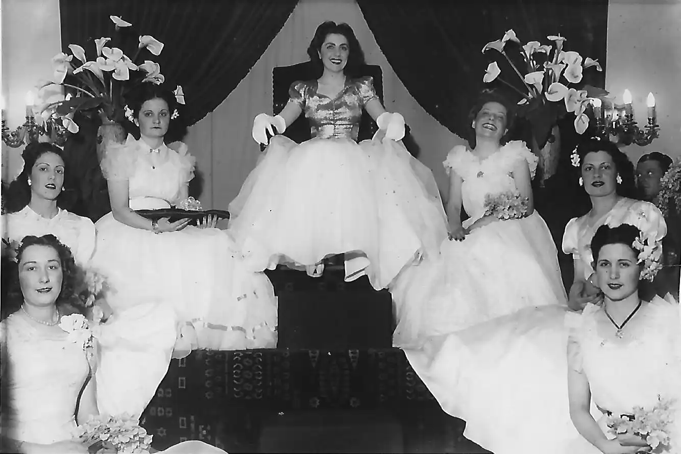 Nélida Padovani, Reina de la Primavera 1942 con su corte en el Sport Automóvil Club. (Foto: Archivo Gráfico y Museo Histórico)