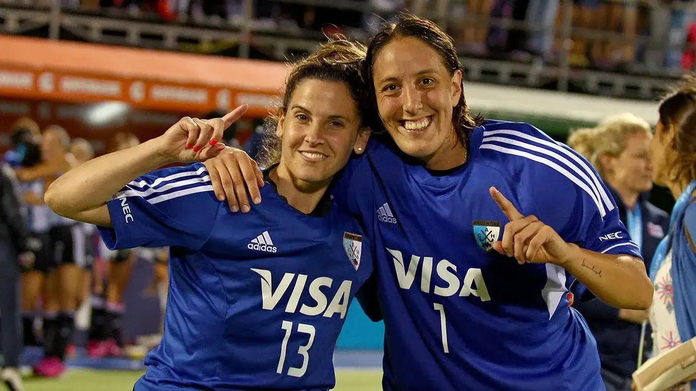 Aladro y Succi, las arqueras de Las Leonas en 2010.