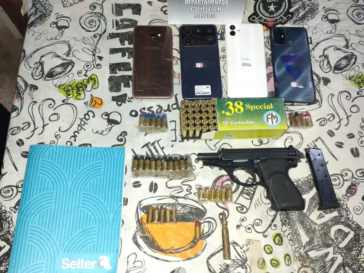 Detuvieron en Villa Gobernador Gálvez a un hombre sospechoso de vender armas y objetos robados por redes sociales.