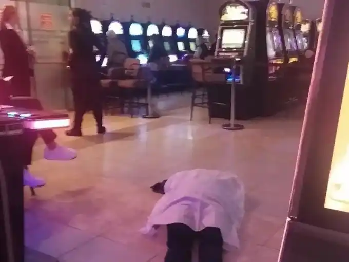 Una mujer murió en un bingo y los apostadores continuaron jugando