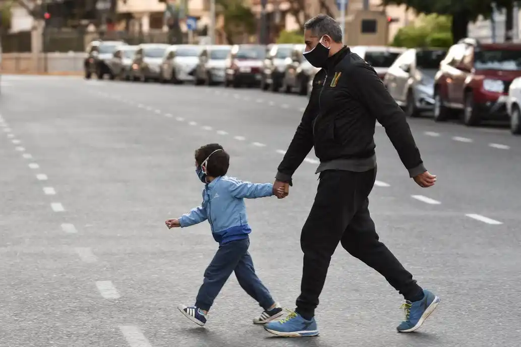 Coronavirus: afirman que el barbijo podría actuar como una “vacuna