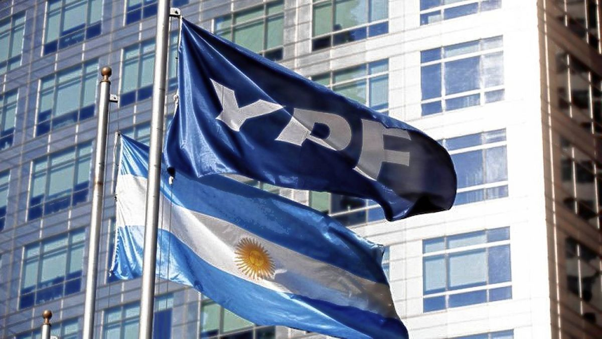 YPF anunció hoy la baja de precios en la nafta y el gasoil, que rondará cerca del 4%.