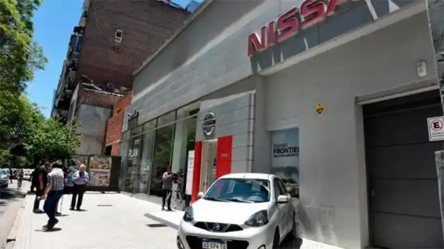 Irrumpieron en una concesionaria de autos y se llevaron 2.600.000 pesos