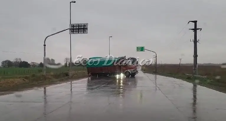 Sin lesionados. Un camión se rompió y terminó cruzado sobre la ruta 227 a la altura de Pieres