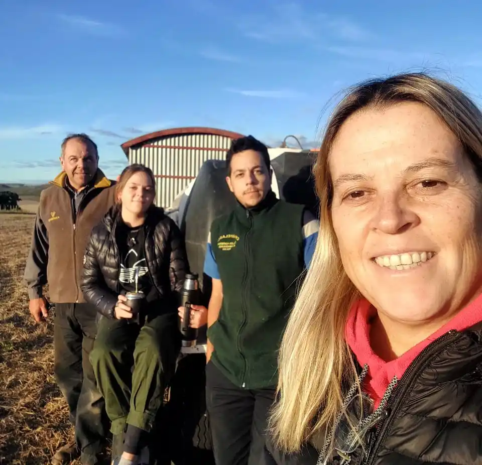Su familia. Cristian, su esposo, Jonathan y Nicole, los hijos que también ayudan en el campo
