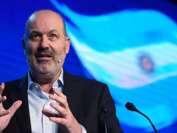 Extraño pedido de Sturzenegger: En cualquier país ganaríamos caminando, pero esto es Argentina y necesitamos tu voto